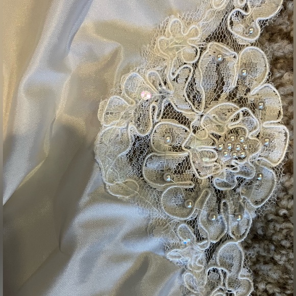 VINTAGE WEDDING DRESS Profesionally preserved since 1980s. Kleinfeld Website - Picture 10 of 13